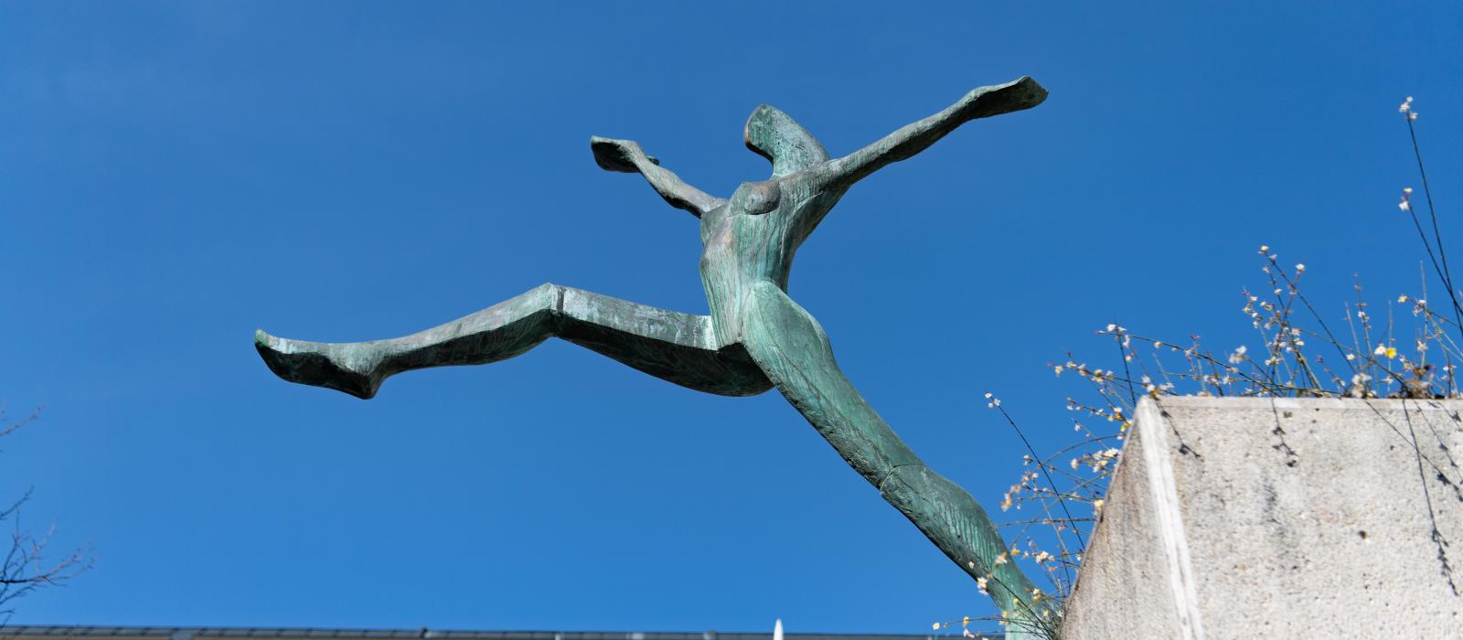 Vue de la sculpture en bronze "L'Attitude" d'Igor Ustinov dans le Square de la Résidence Saint-Paul au chemin Frank Thomas